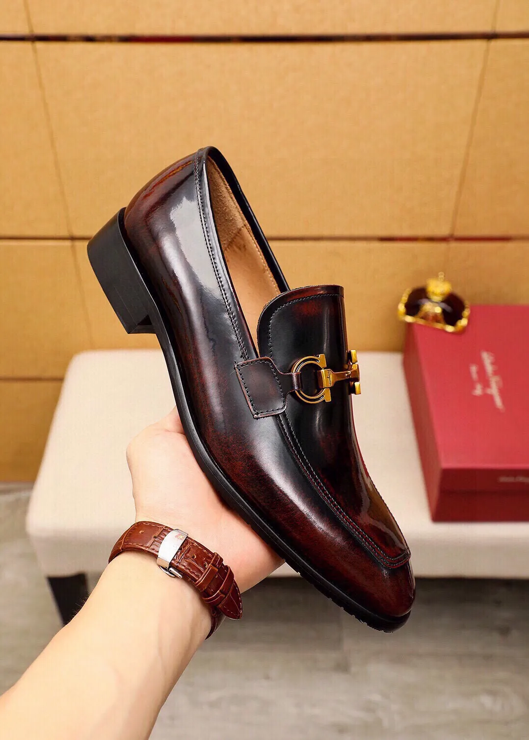 Men's shoes 💰520 💐 Product trademark: Ferragamo "Ferragamo" casual leather shoes Regular size: 38-44 (45🉑️customized) Product materials: Selected imported first-layer open-edge beaded cowhide upper + original hardware buckle, imported water-dyed cowhide leather lining. Strong three-dimensional visual effect, combined outsole Color: 3⃣️colors available